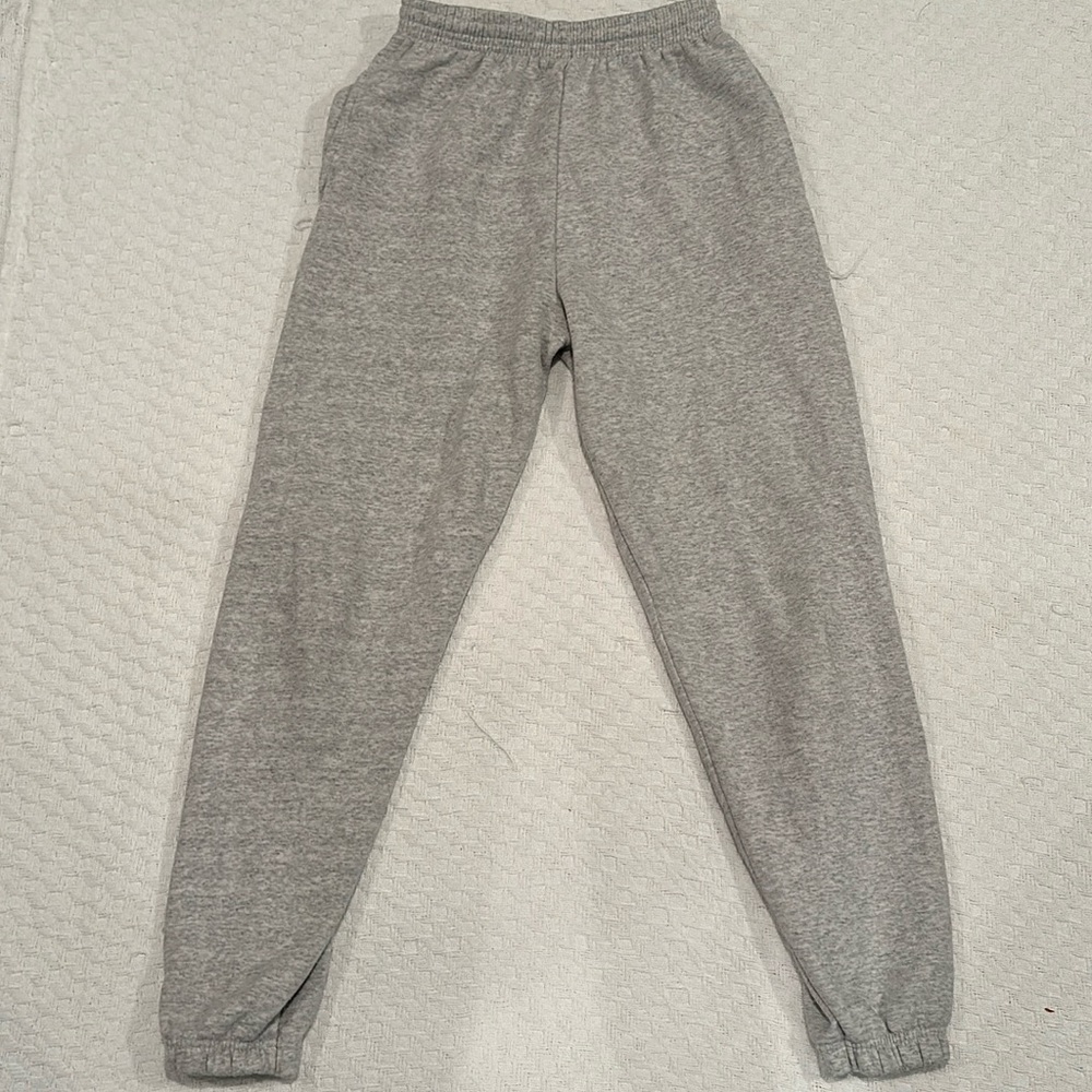 Pretty little thing: gray sweat pants 🌚